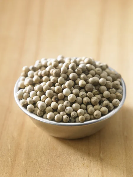 Whole white peppercorns — Stock Photo, Image