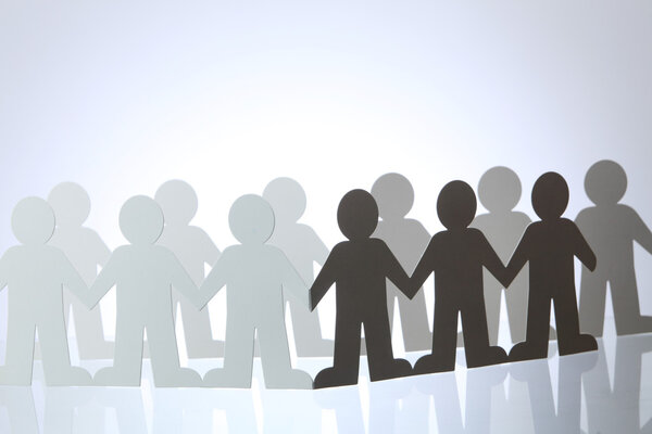 Бумажная цепочка силуэтов
