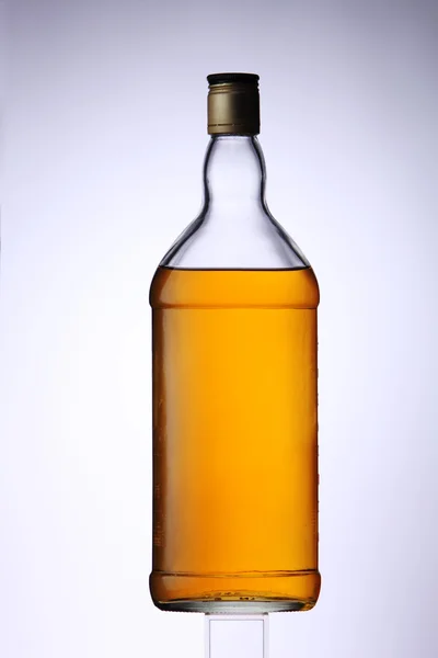 Виски в стеклянной бутылке — стоковое фото
