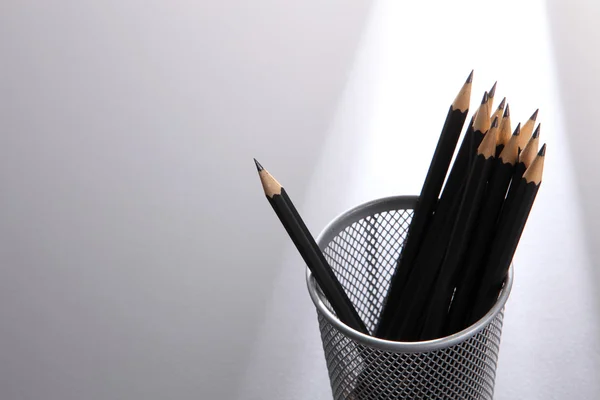Черные карандаши в стойке — стоковое фото