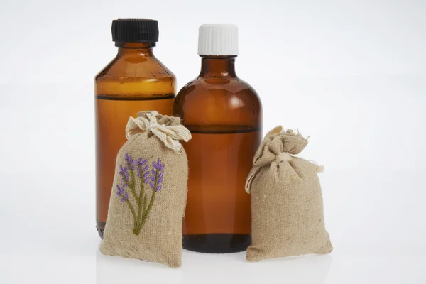 Óleo de aromaterapia em frascos — Fotografia de Stock