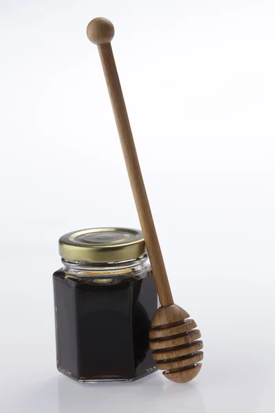 Miel en frasco de vidrio — Foto de Stock