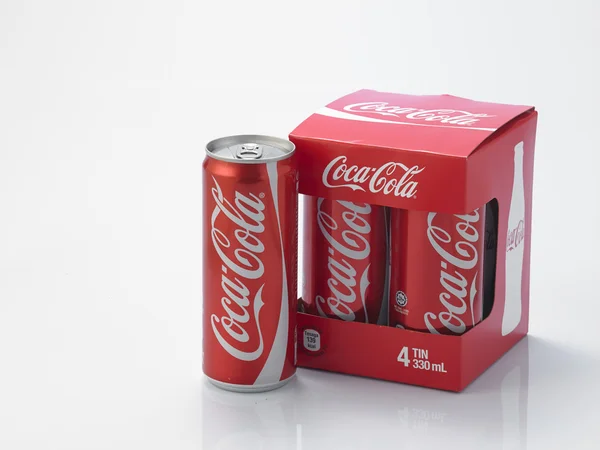 Coca cola kutu kutusunda — Stok fotoğraf