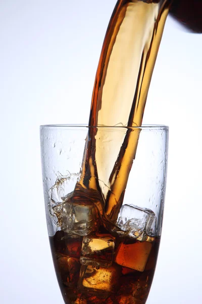 Einschenken von Cola-Drink — Stockfoto