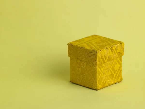 Yellow gift box — Stock Photo, Image