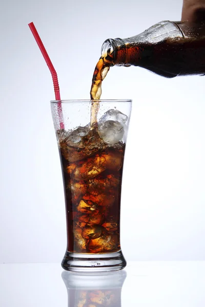 Gieten cola drinken — Stockfoto