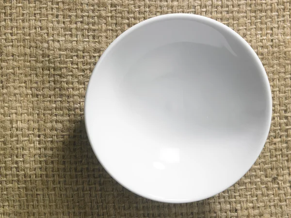 Пустой керамический блюдце — стоковое фото