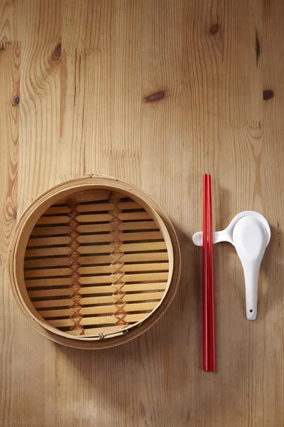 Bambusdämpfer mit Essstäbchen-Set — Stockfoto
