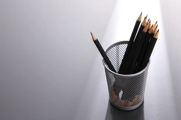 Zwarte potloden in stand — Stockfoto