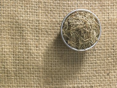 kurutulmuş biberiye yaprakları