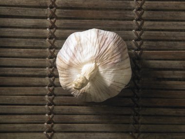 Bütün sarımsak kafa