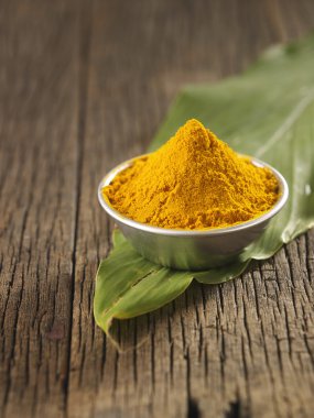 Baharatlı zerdeçal kökü