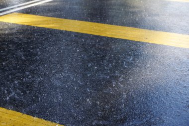 Asfalt yolda yağmur