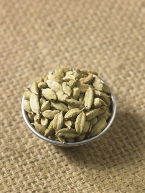 Bütün kakule tohumu