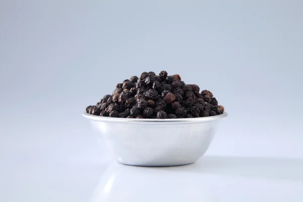 Целые черные перцы — стоковое фото