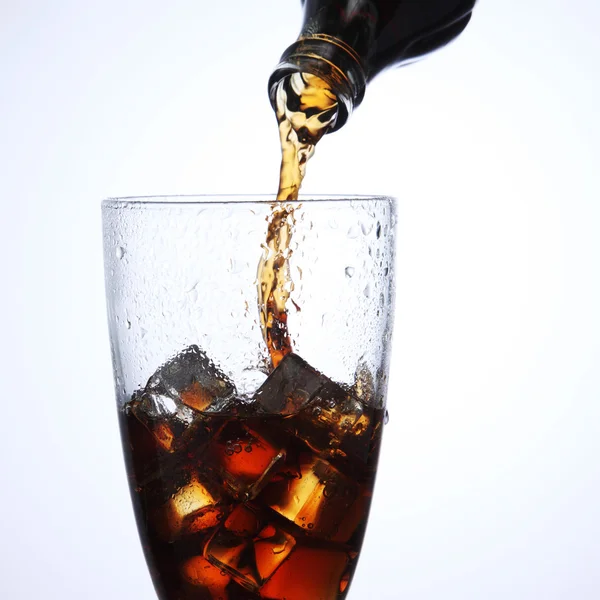 Versare Cola Drink — Foto Stock