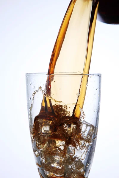 Einschenken von Cola-Drink — Stockfoto