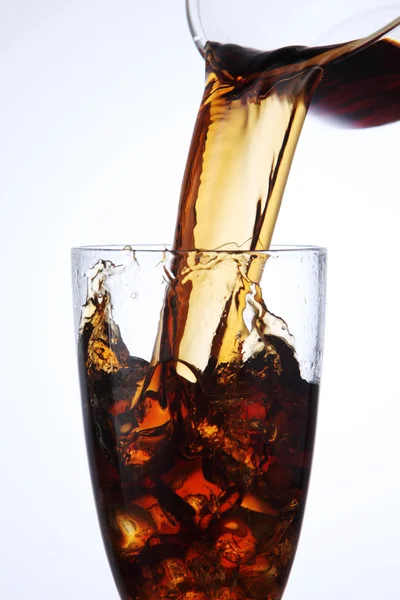 Gieten cola drinken — Stockfoto