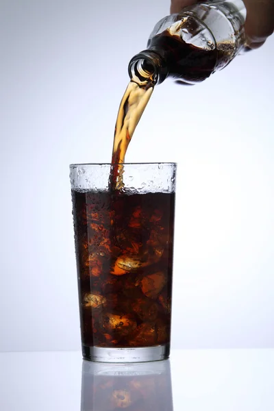 Gieten cola drinken — Stockfoto