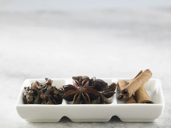 Ingredienti piccanti in un vassoio — Foto Stock