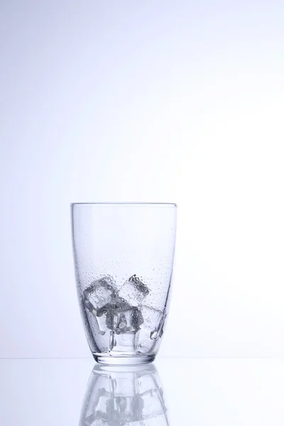 Ποτήρι με παγάκια — Φωτογραφία Αρχείου