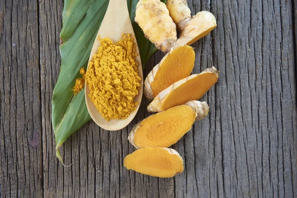 zerdeçal tozu ve yaprak