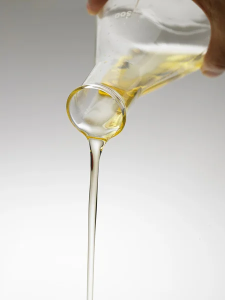 Wlewanie oleju ręki — Zdjęcie stockowe