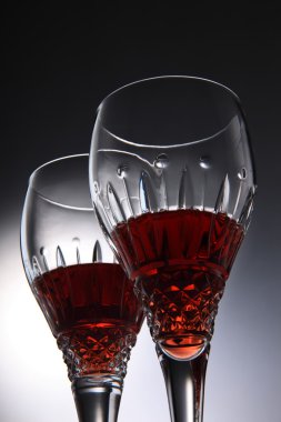 kırmızı şarap bardakta