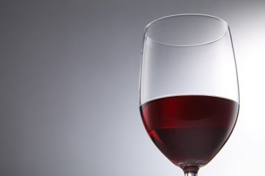 Bardakta kırmızı şarap.
