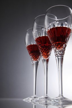 kırmızı şarap bardakta