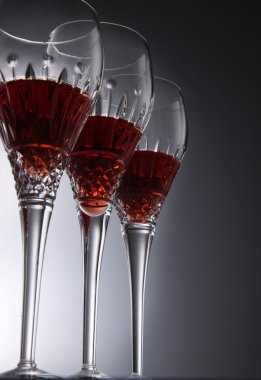 kırmızı şarap bardakta