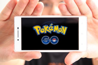 Genç bir smartphone Pokemon ile tutarak git 