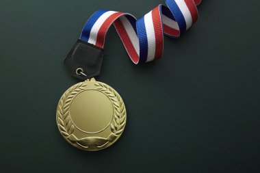 Şampiyon madalya kurdele ile