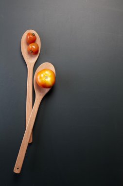 tahta kaşıklar domates ile