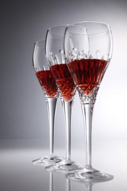 kırmızı şarap bardakta