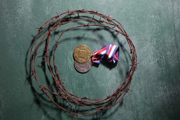 Medalha cercada por arame farpado — Fotografia de Stock