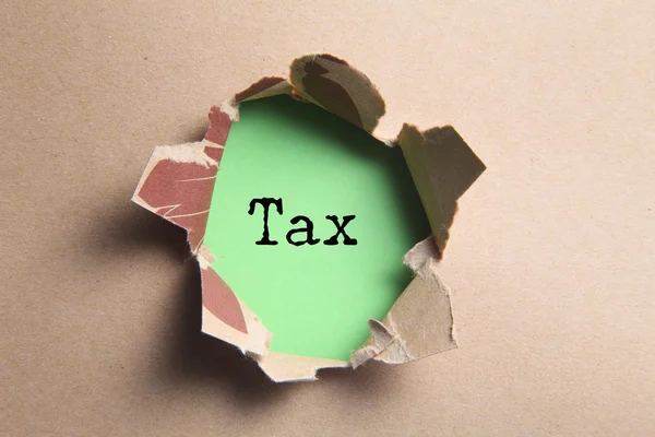 Порванная бумага с налоговой надписью — стоковое фото