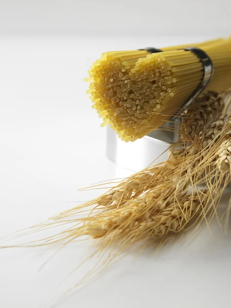 Куча сухих спагетти — стоковое фото