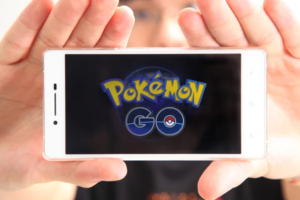 Adolescent tenant un smartphone avec Pokemon go — Photo