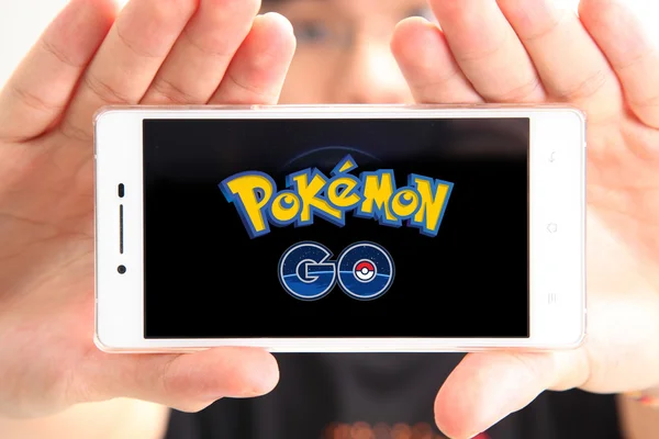 Teenager hält Smartphone mit Pokemon Go in der Hand — Stockfoto