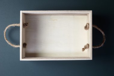 Beyaz ahşap sandık