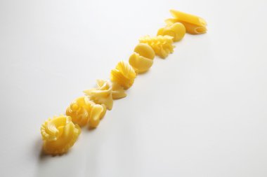 pişmemiş makarna üzerine beyaz 