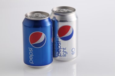 Pepsi ve kola kutular