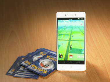 Smartphone ve pokemon kartlarıyla git