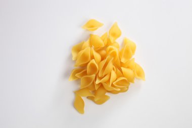 pişmemiş makarna üzerine beyaz 