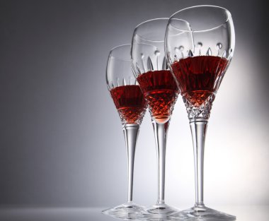 kırmızı şarap bardakta