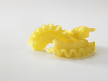 pişmemiş makarna üzerine beyaz 