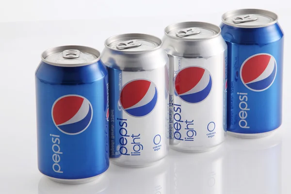 Lattine Pepsi in linea — Foto Stock