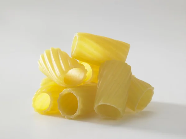 Сырая паста на белом — стоковое фото