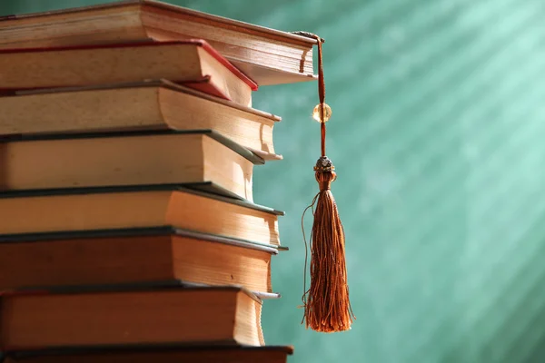 Hoher Bücherstapel — Stockfoto